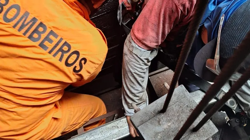 Trabalhador fica ferido ao ter perna prensada em elevador na Ponta Verde, em Maceió