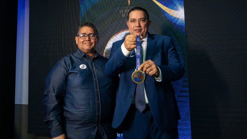 Advogado Adeilson Bezerra recebe prêmio Luminare Alagoas