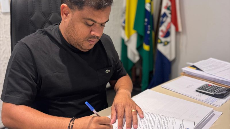 Madson Monteiro assina contrato para realização de concurso público da Câmara de Palmeira dos Índios