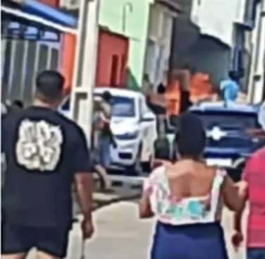 Morador ateia fogo na própria casa e assusta vizinhos em Arapiraca