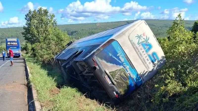 Ônibus com destino a Arapiraca tomba em Minas Gerais após desviar de carreta em contramão