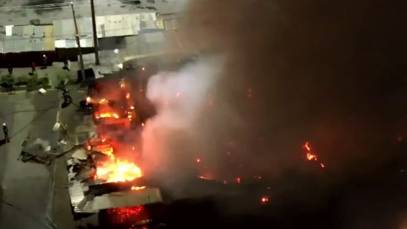 Fogo no Mercado da Produção destrói cerca de 50 barracas, segundo o Corpo de Bombeiros