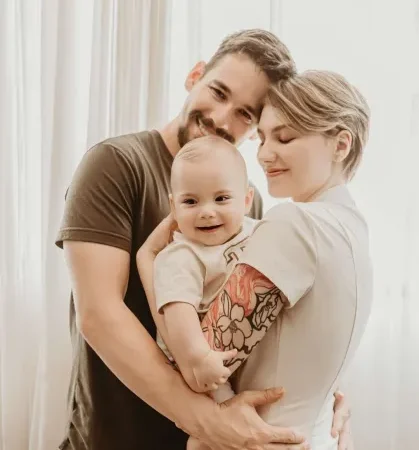 Filho de Isabel Veloso completa 1 ano enquanto influenciadora segue internada na UTI