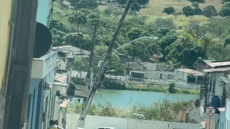 Carro colide contra poste no Centro de Palmeira dos Índios; ninguém se feriu