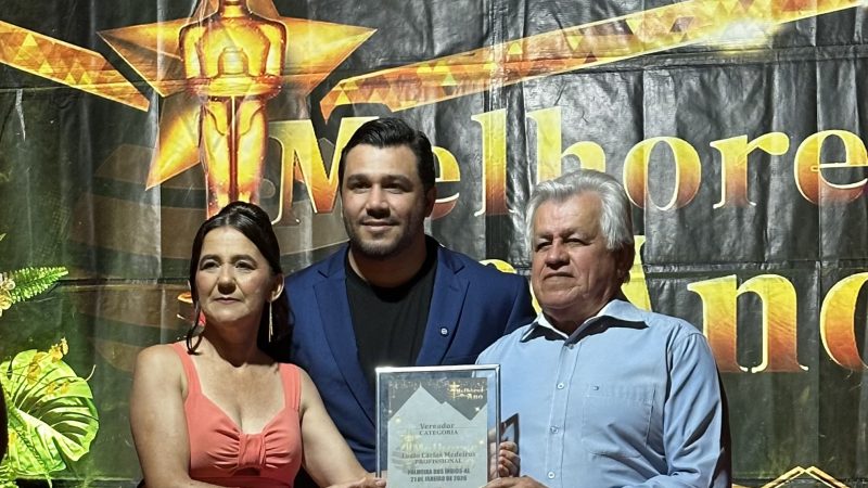 Em noite de premiação, Lúcio Carlos Medeiros recebe título de “Vereador do Ano” e atribui conquista à parceria com Hugo Wanderley e família