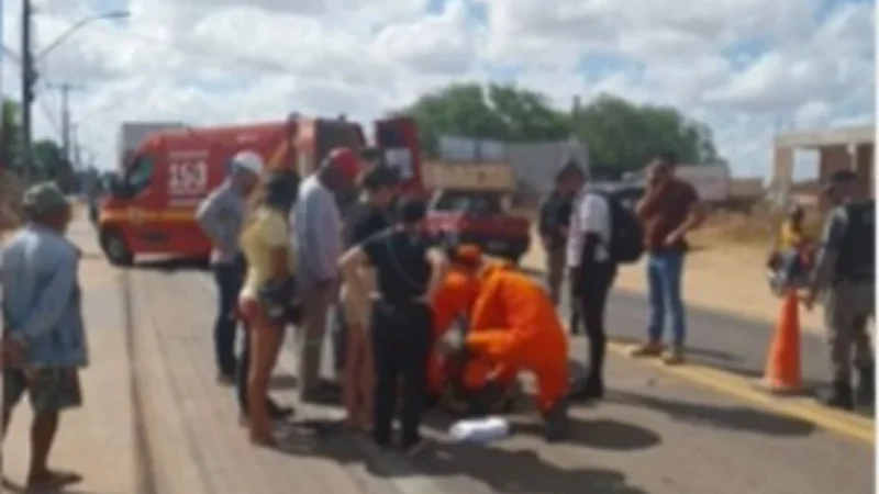 Acidente entre carro e moto deixa mulher ferida na BR-316, em Palmeira dos Índios