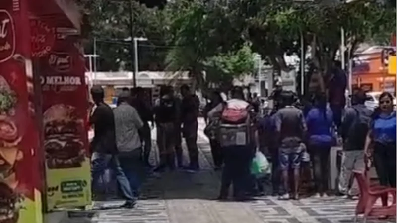 Homem em situação de rua é vítima de tentativa de assassinato em praça no Centro de Arapiraca