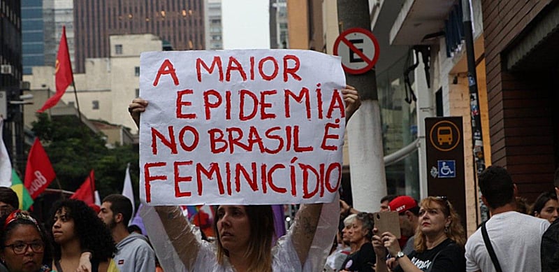 Sobre número de feminicídios e tem ao menos 4 assassinatos de mulheres por dia no Brasil