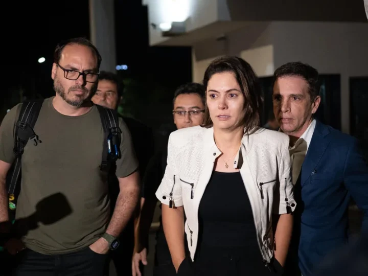 “Minha senadora”, diz Carlos sobre Michelle Bolsonaro candidata no DF