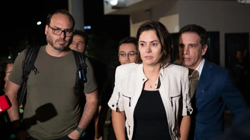Como mostrou o Metrópoles, na coluna de Manoela Alcântara, Michelle se pronunciou após o senador Flávio Bolsonaro (PL), pré-candidato à Presidência, anunciar que ela concorreria ao cargo.   “O meu futuro político eu entrego nas mãos de Deus”, disse Michelle. Ela ainda completou: “Recebo com carinho as manifestações do povo brasiliense que deseja que eu os represente em um cargo majoritário. Como tudo em minha vida, o meu futuro político eu entrego nas mãos de Deus. Digo novamente, com o coração em paz: a minha prioridade é e sempre será o meu marido e minhas filhas”. Durante a entrevista à Jovem Pan, na sexta-feira (13/2), o enteado de Michelle afirmou que o único familiar a não disputar a eleição será Eduardo Bolsonaro (PL), que está nos Estados Unidos.  Jair Renan, o filho mais novo do clã Bolsonaro, deve tentar uma vaga na Câmara dos Deputados.