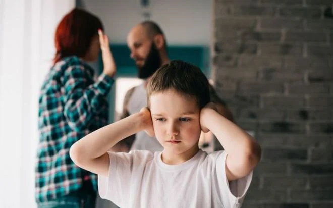 Quem cresceu em casa com muitas brigas costuma ter esses 7 traços na vida adulta, segundo a psicologia