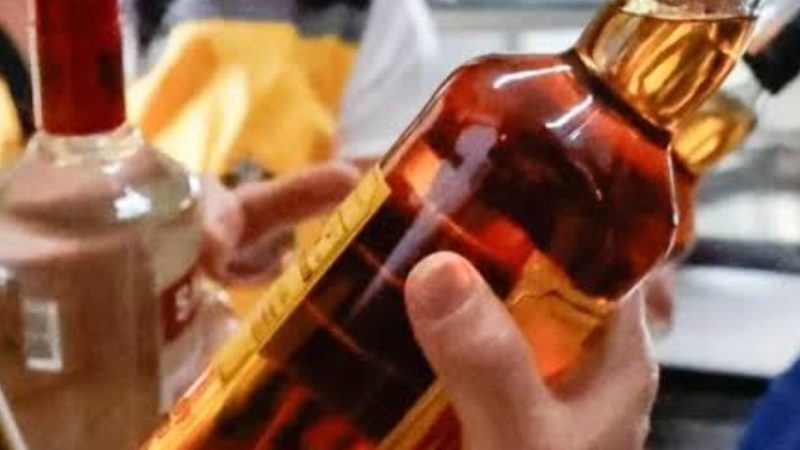 Carnaval sob vigilância: casos de intoxicação por metanol preocupam autoridades de saúde.