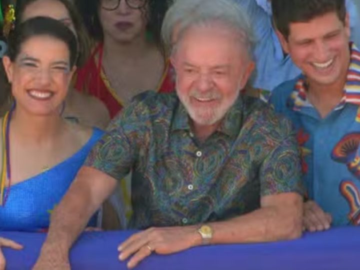 Lula prestigia Galo da Madrugada e divide espaço com lideranças políticas em Recife
