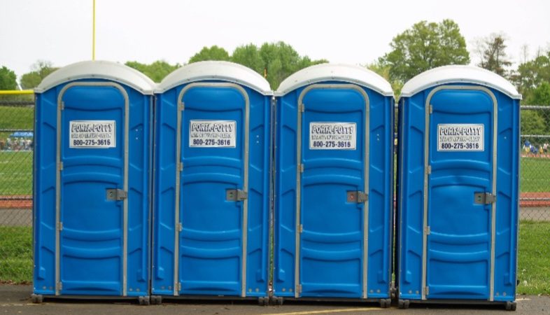 Banheiro químico transmite doenças? Especialistas explicam riscos e cuidados no Carnaval