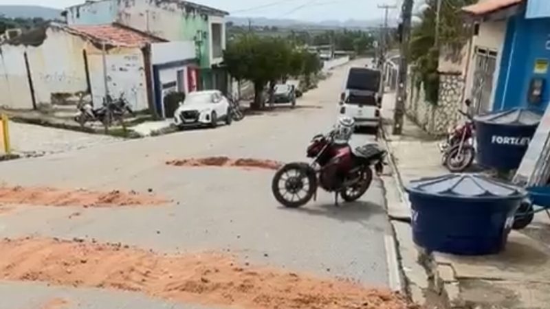 Vídeos: Buracos fechados com barro escancaram descaso da Conasa Águas do Sertão em Palmeira dos Índios