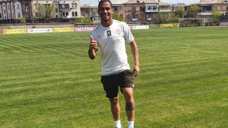 Vídeo: Ex-lateral do CRB é detido após confusão em bloco de Carnaval e desacato a policiais em BH