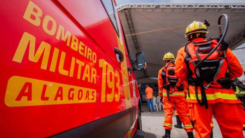 Incêndio em residência mobiliza bombeiros e termina com animais resgatados em Maceió