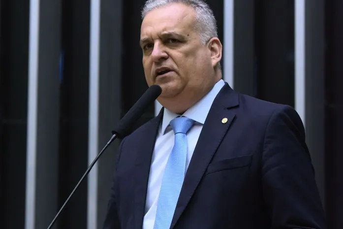 Jogo pesado nos bastidores: plano une JHC e Calheiros para tirar adversário do Senado e abrir caminho para Marina Candia