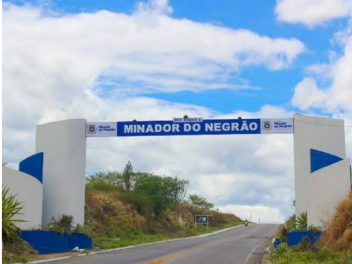 Homem invade casa, agride mulher e tenta fugir pelos fundos em Minador do Negrão