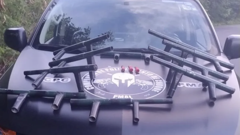 PM apreende 10 armas artesanais que seriam de facção no Pontal da Barra