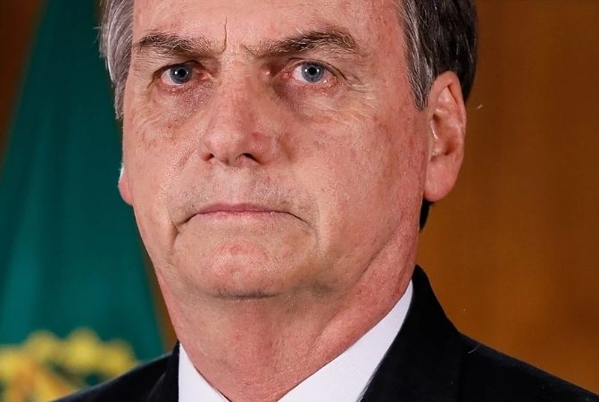 Alexandre de Moraes concede prisão domiciliar temporária a Bolsonaro por questões de saúde