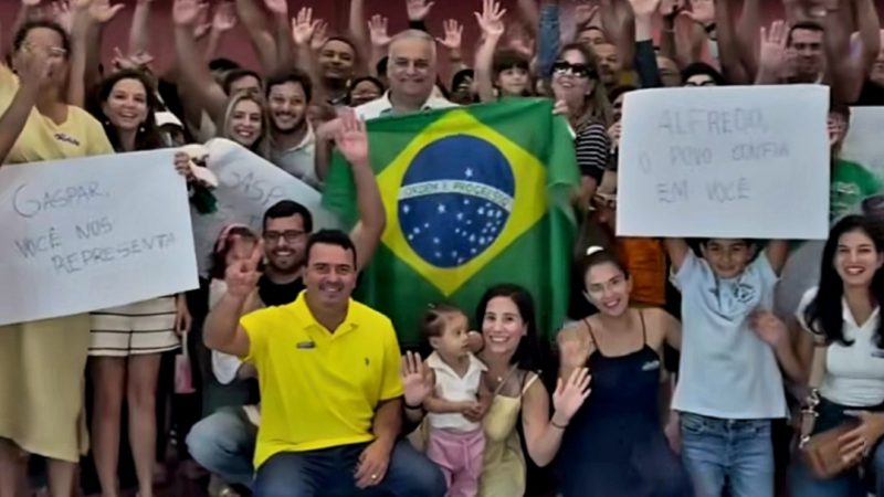 Alfredo Gaspar é recebido com festa por familiares e amigos no aeroporto de Maceió