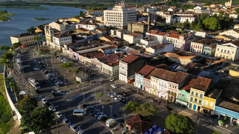 Homem é morto a tiros dentro de carro após perder controle da direção em Penedo