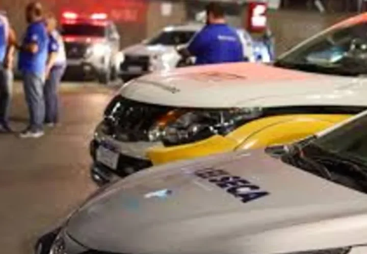 Motorista bêbado fura blitz, avança contra PM e é preso após bater carro em escola