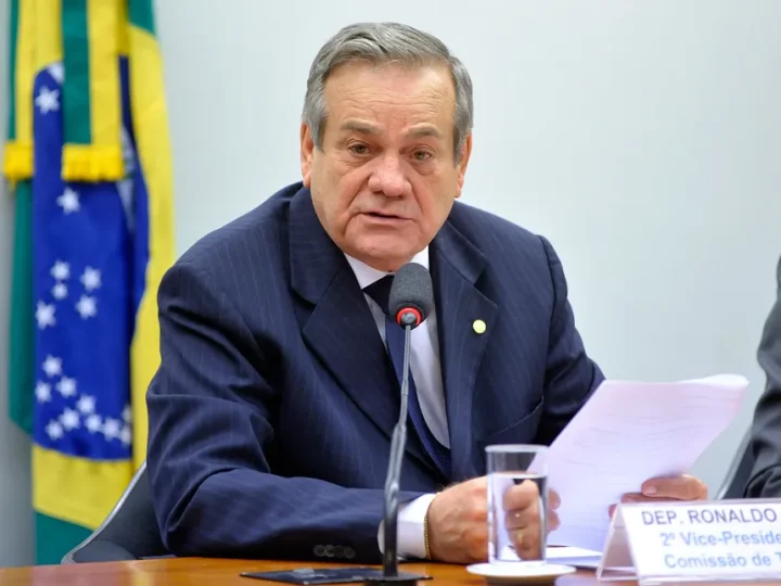 Rompimento político: Paulo Dantas exonera aliados de Ronaldo Lessa após apoio a JHC