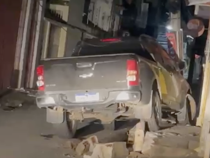Carro do vereador se envolve em colisão em sequência e derruba poste no Centro de Palmeira dos Índios