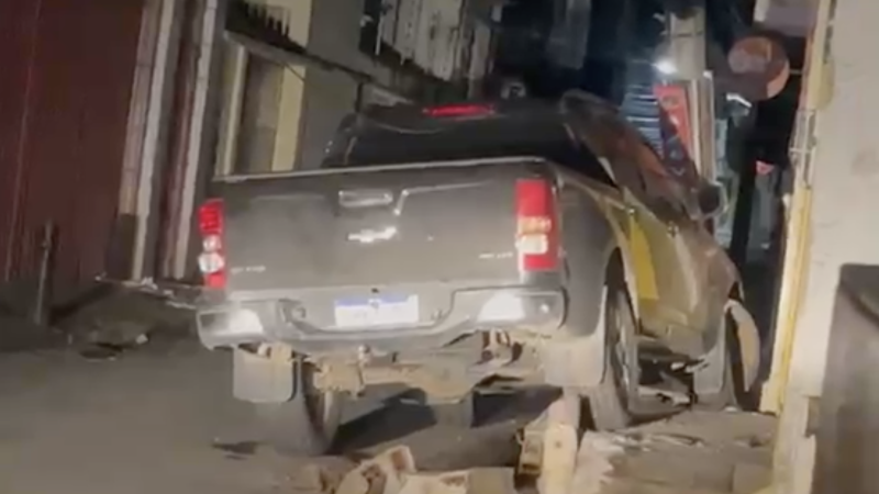 Carro do vereador se envolve em colisão em sequência e derruba poste no Centro de Palmeira dos Índios