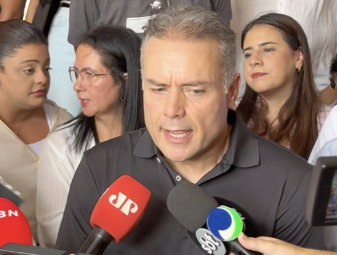 Renan Filho sobe o tom, desafia adversários e diz: “Estou pronto para a comparação”