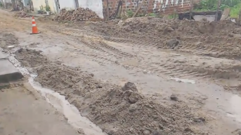 Morador denuncia obra que bloqueia rua e compromete atendimento de emergência: “Minha filha tem problemas cardíacos”