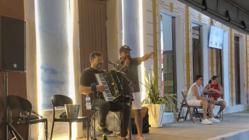 Edson Lima surpreende fãs com show improvisado em praça de Piranhas