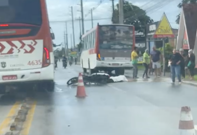 Vídeo: homem morre após cair de moto e ter corpo atingido por carro na Serraria