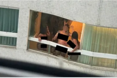 Mulheres nuas em varanda de prédio fazem baderna e são contidas pela polícia