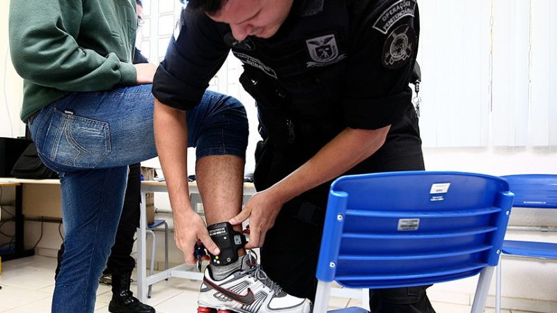 Agressor de mulher e criança usará tornozeleira de imediato; lei já está em vigor