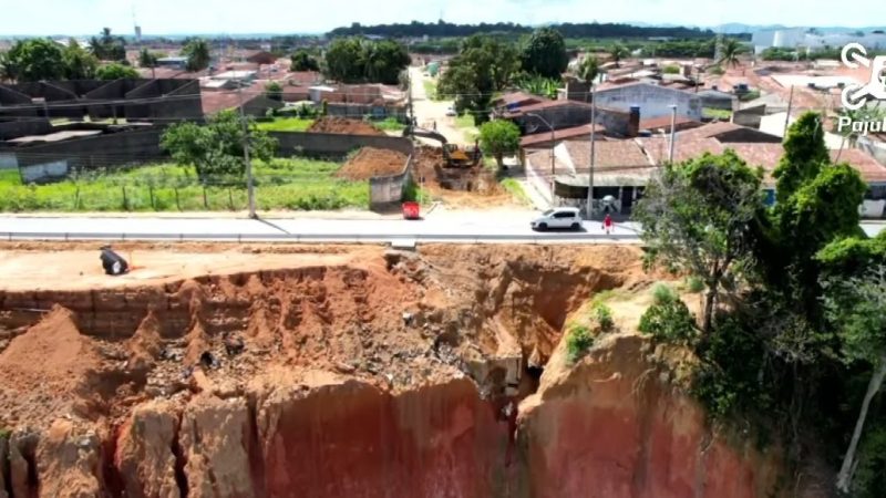 Erosão profunda do solo ameaça avenida e residências em Rio Largo; Defesa Civil decreta emergência e monitora área de risco