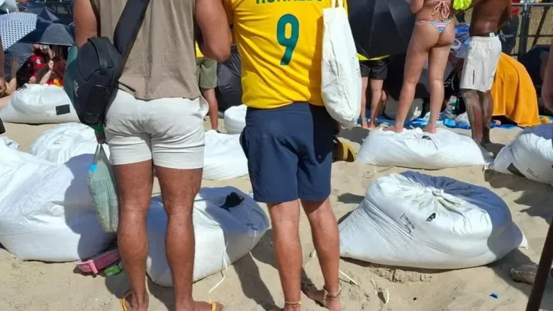 Ambulantes vendem sacos de areia a R$ 100 para show de Shakira no Rio