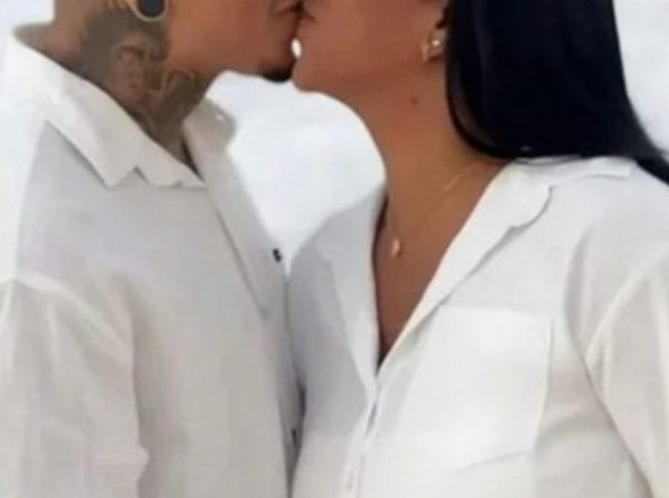 Enterro comovente: bebê morto no ventre é sepultado no colo da mãe após execução de família no Rio